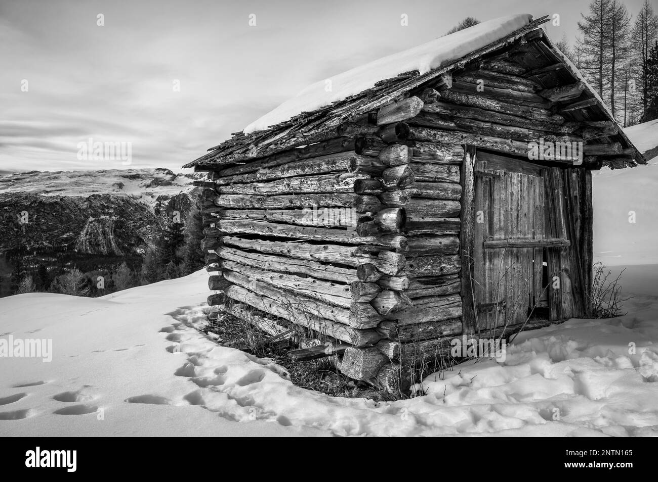 Alta Val Badia en hiver. Le village de la Val entouré par les Dolomites Banque D'Images