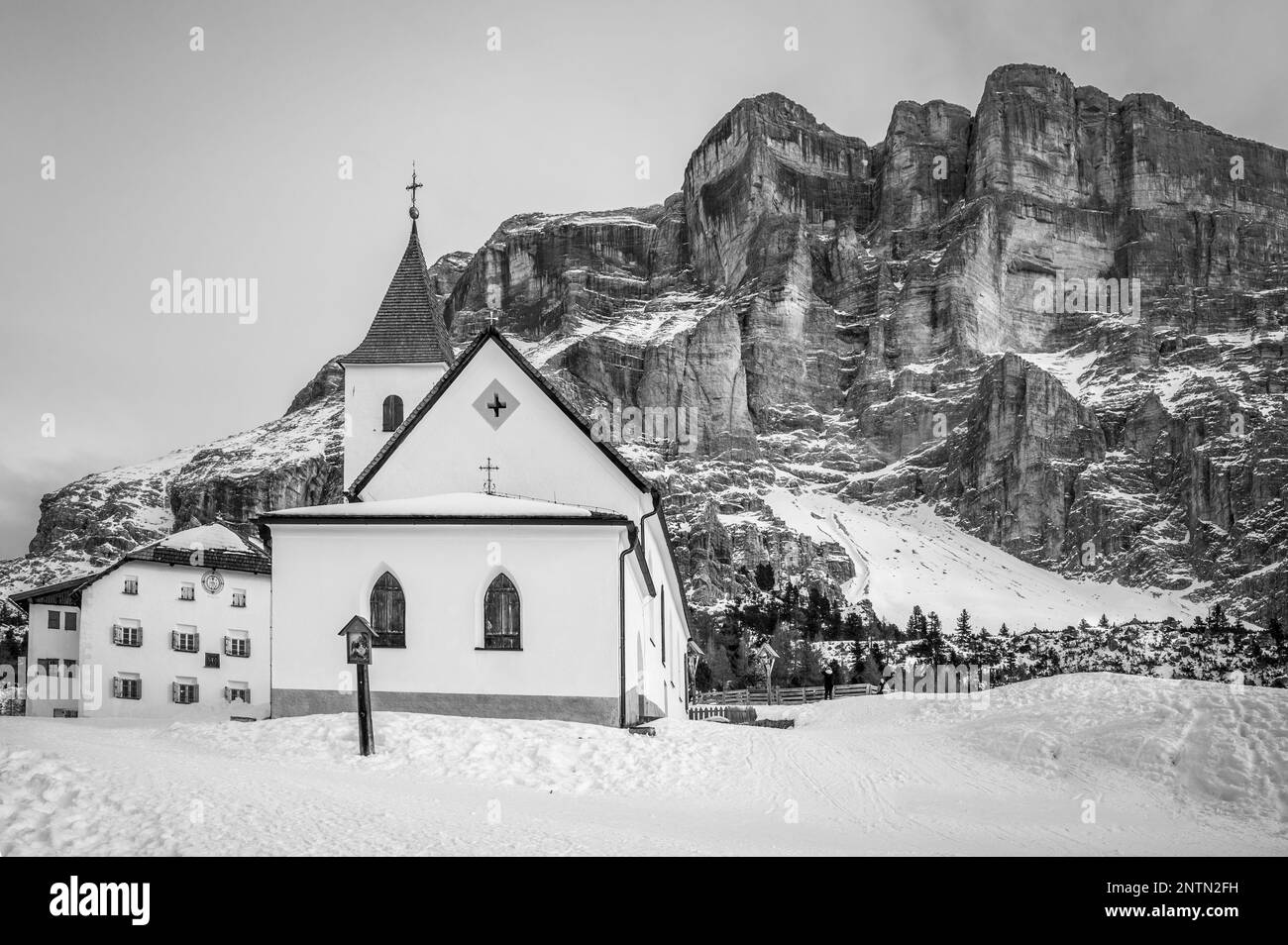 Alta Val Badia en hiver. Le village de la Val entouré par les Dolomites Banque D'Images