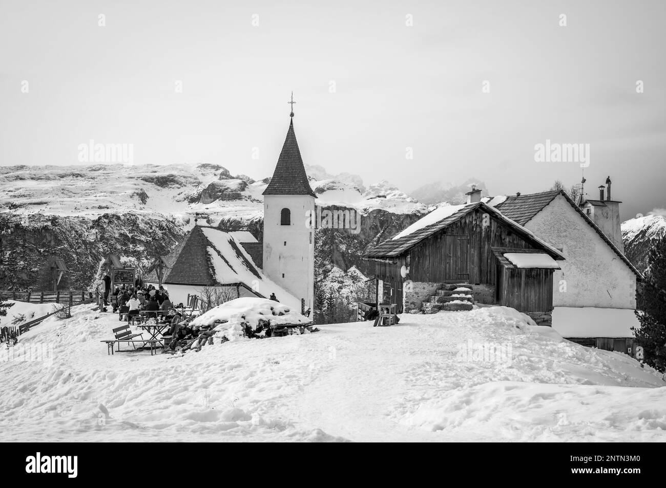 Alta Val Badia en hiver. Le village de la Val entouré par les Dolomites Banque D'Images