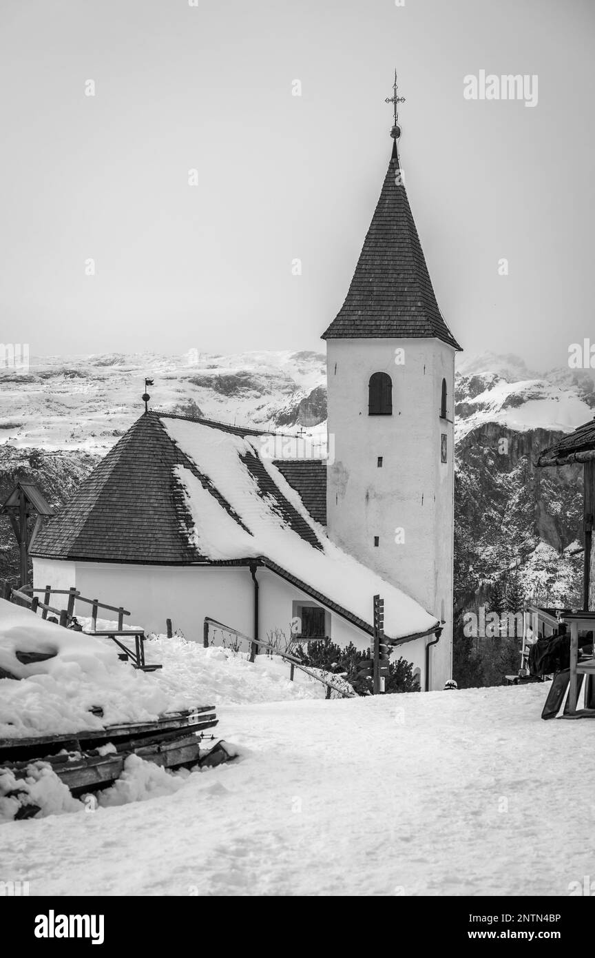 Alta Val Badia en hiver. Le village de la Val entouré par les Dolomites Banque D'Images