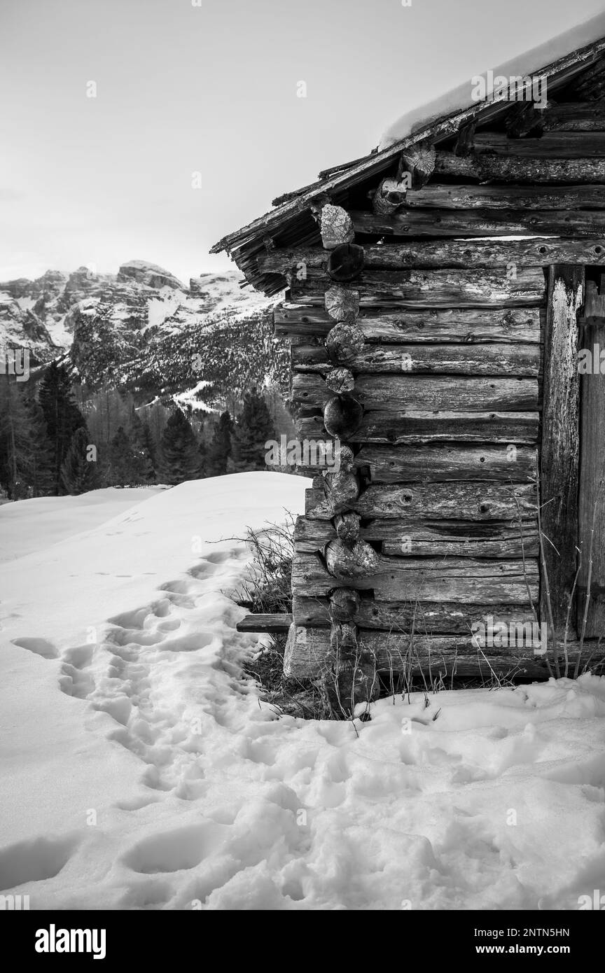 Alta Val Badia en hiver. Le village de la Val entouré par les Dolomites Banque D'Images