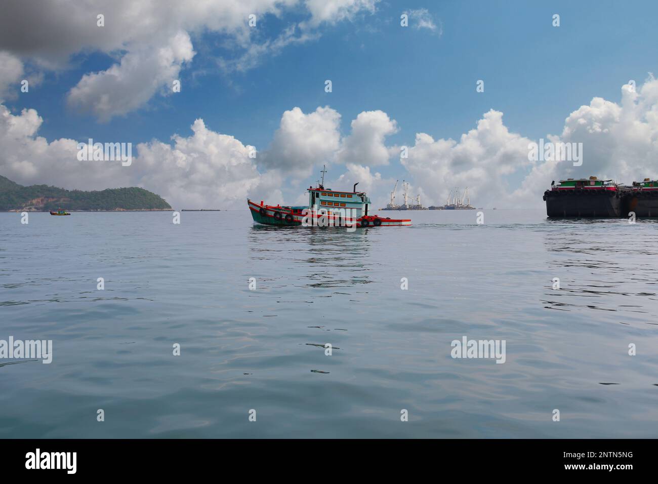 Remorqueurs et cargos amarrés dans la baie de Koh Sichang, centre de transport et attractions touristiques célèbres de la province de Chonburi, Thaïlande. Banque D'Images