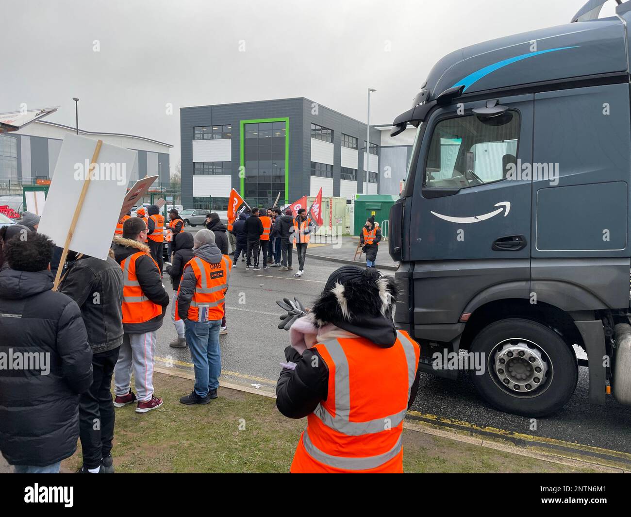 Les membres du syndicat GMB sur la ligne de piquetage à l'extérieur du centre de distribution Amazon de Coventry, en tant que travailleurs Amazon, prennent des mesures de grève dans le cadre d'un différend sur la rémunération. Date de la photo: Mardi 28 février 2023. Banque D'Images