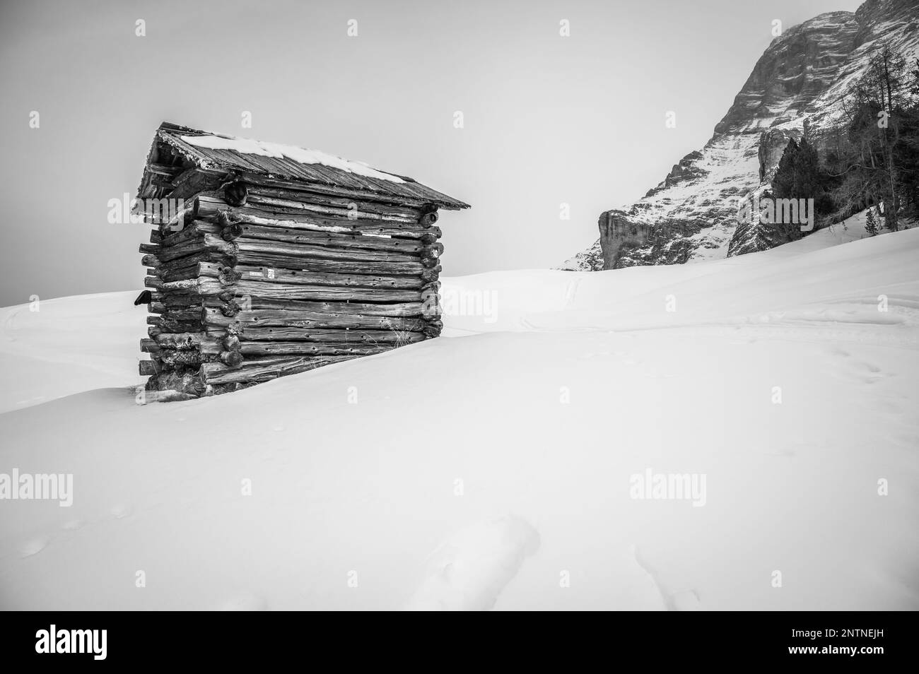 Alta Val Badia en hiver. Le village de la Val entouré par les Dolomites Banque D'Images