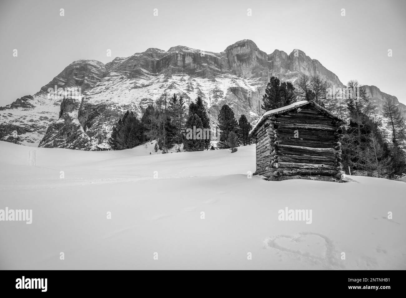 Alta Val Badia en hiver. Le village de la Val entouré par les Dolomites Banque D'Images
