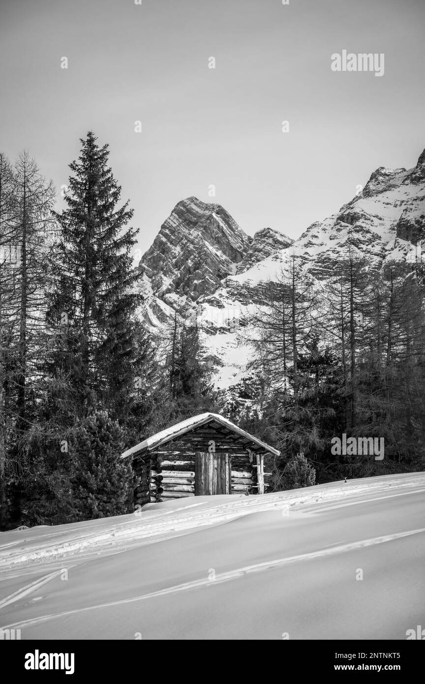 Alta Badia en hiver. Le village de la Val entouré par les Dolomites. Banque D'Images