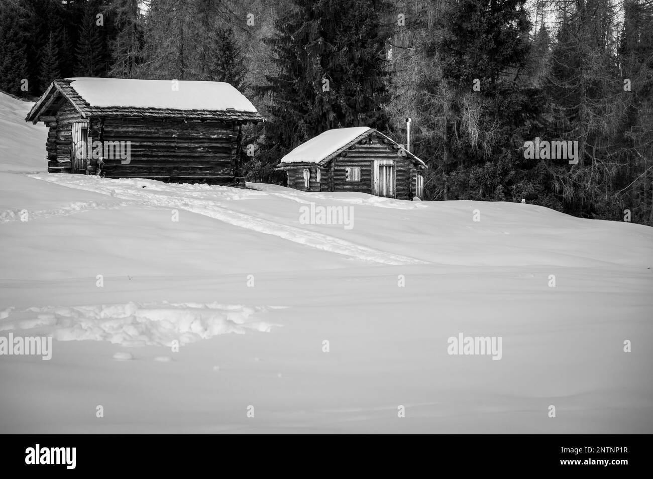 Alta Val Badia en hiver. Le village de la Val entouré par les Dolomites Banque D'Images