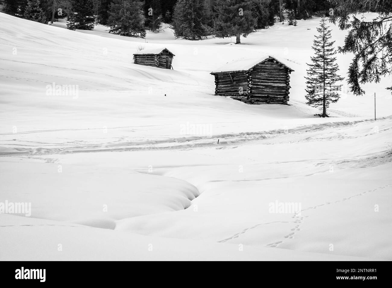 Alta Val Badia en hiver. Le village de la Val entouré par les Dolomites Banque D'Images