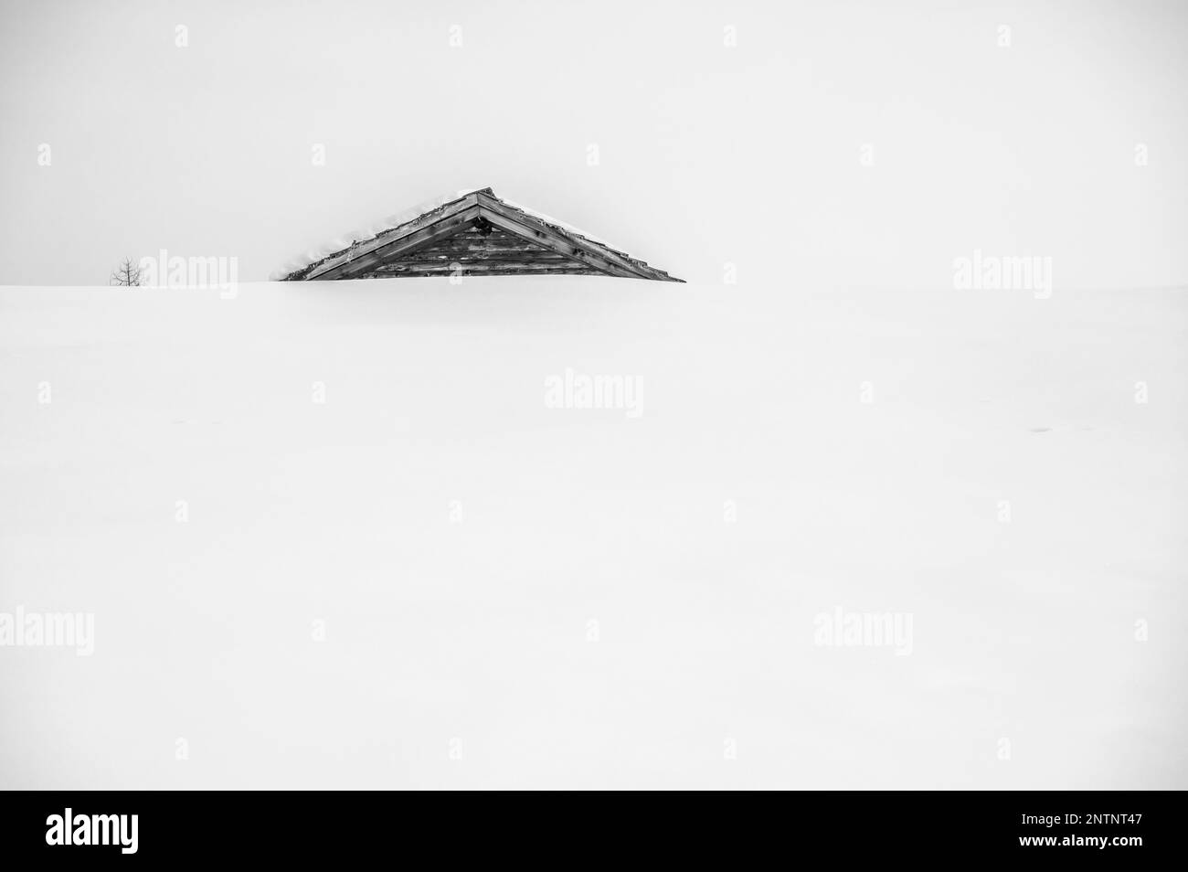 Alta Val Badia en hiver. Le village de la Val entouré par les Dolomites Banque D'Images