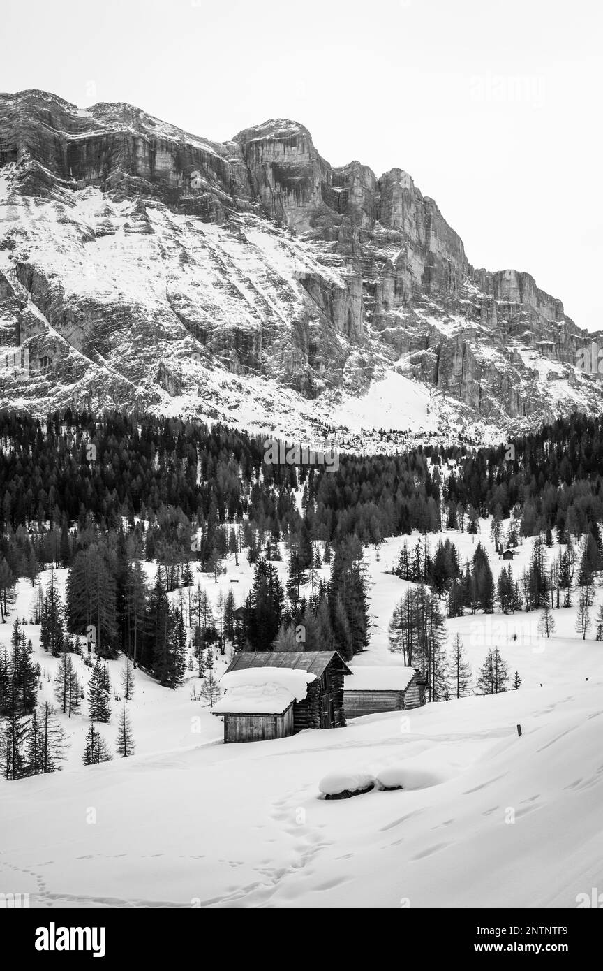 Alta Val Badia en hiver. Le village de la Val entouré par les Dolomites Banque D'Images