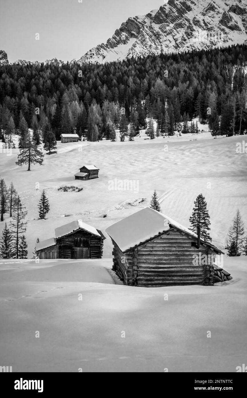 Alta Val Badia en hiver. Le village de la Val entouré par les Dolomites Banque D'Images
