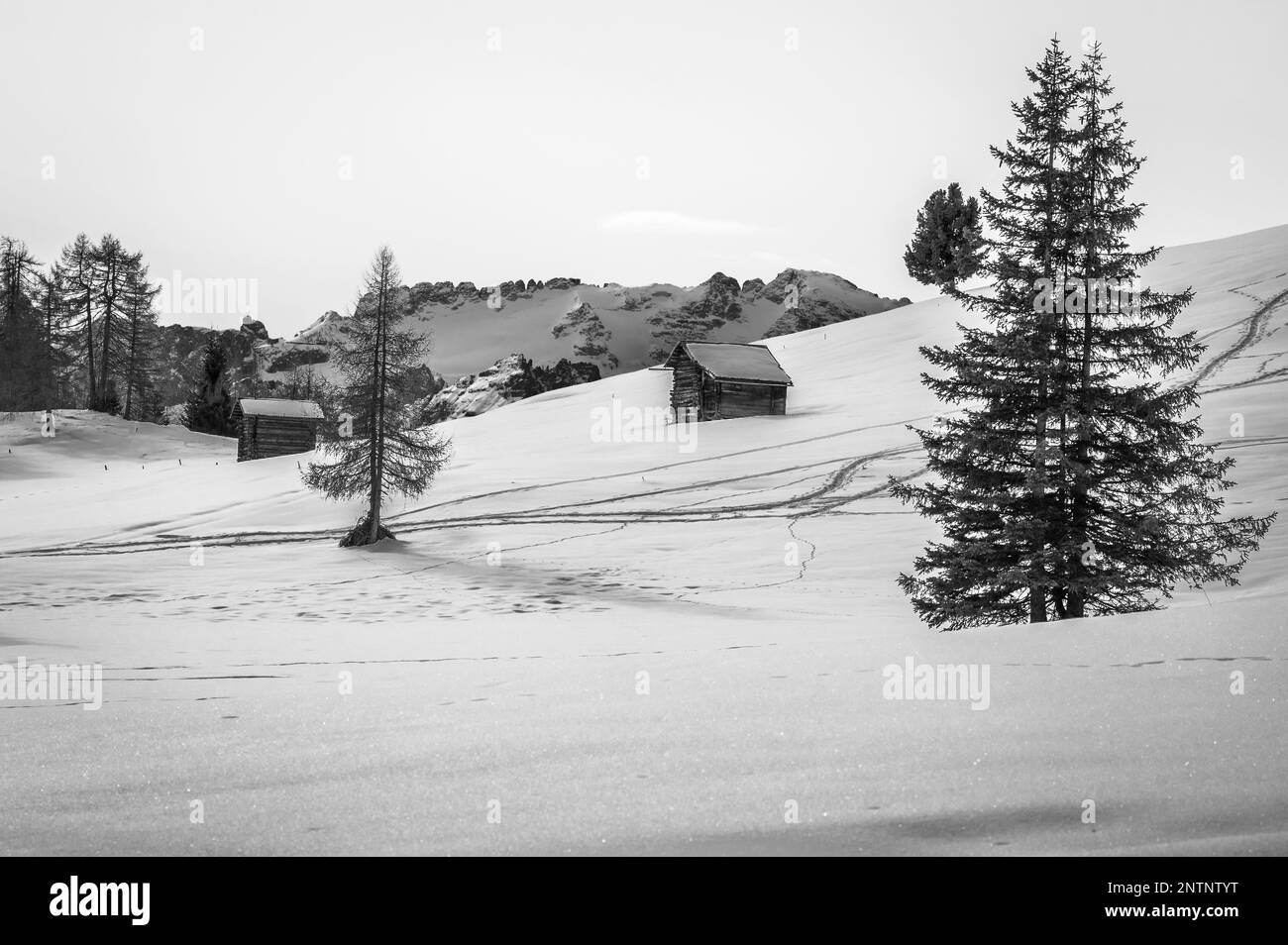 Alta Val Badia en hiver. Le village de la Val entouré par les Dolomites Banque D'Images