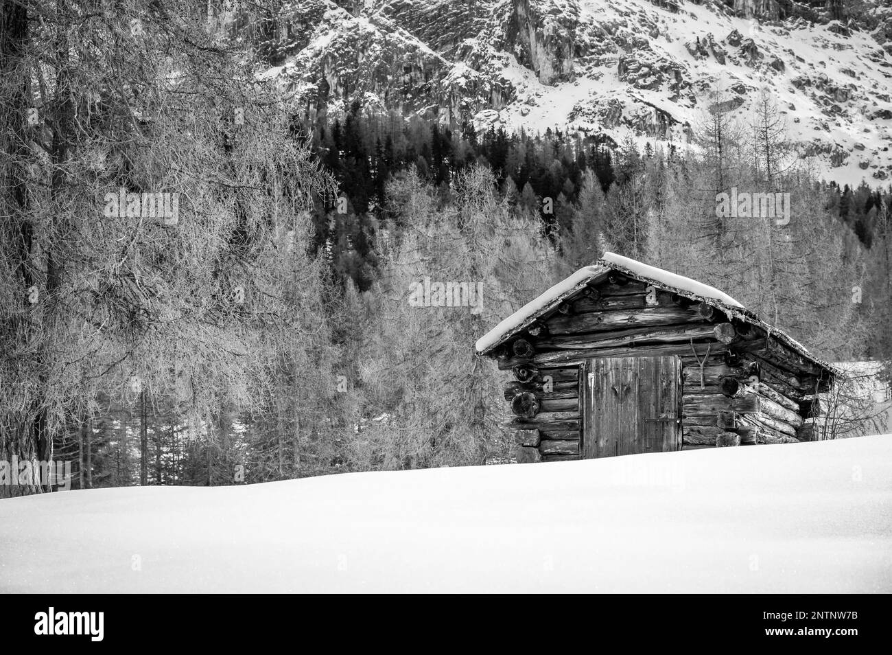 Alta Val Badia en hiver. Le village de la Val entouré par les Dolomites Banque D'Images