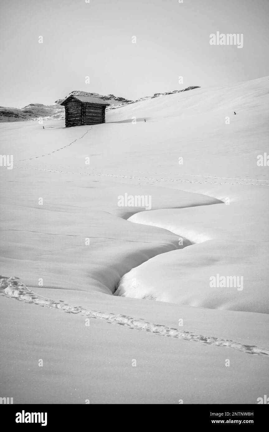 Alta Val Badia en hiver. Le village de la Val entouré par les Dolomites Banque D'Images