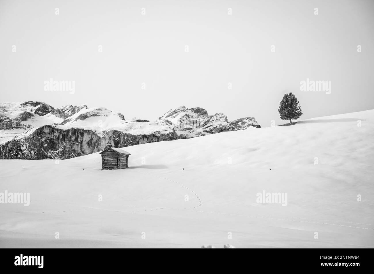 Alta Val Badia en hiver. Le village de la Val entouré par les Dolomites Banque D'Images