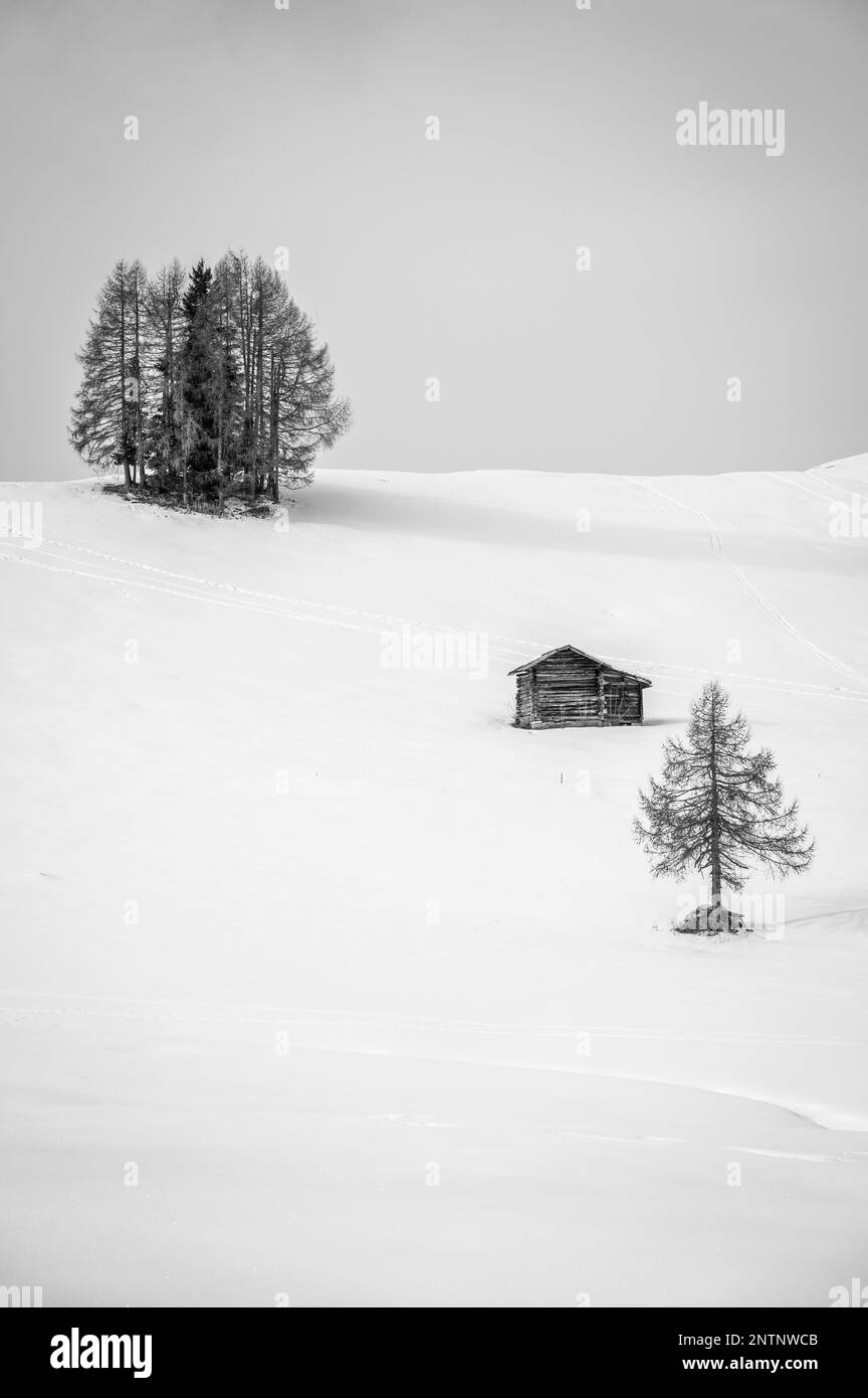 Alta Val Badia en hiver. Le village de la Val entouré par les Dolomites Banque D'Images