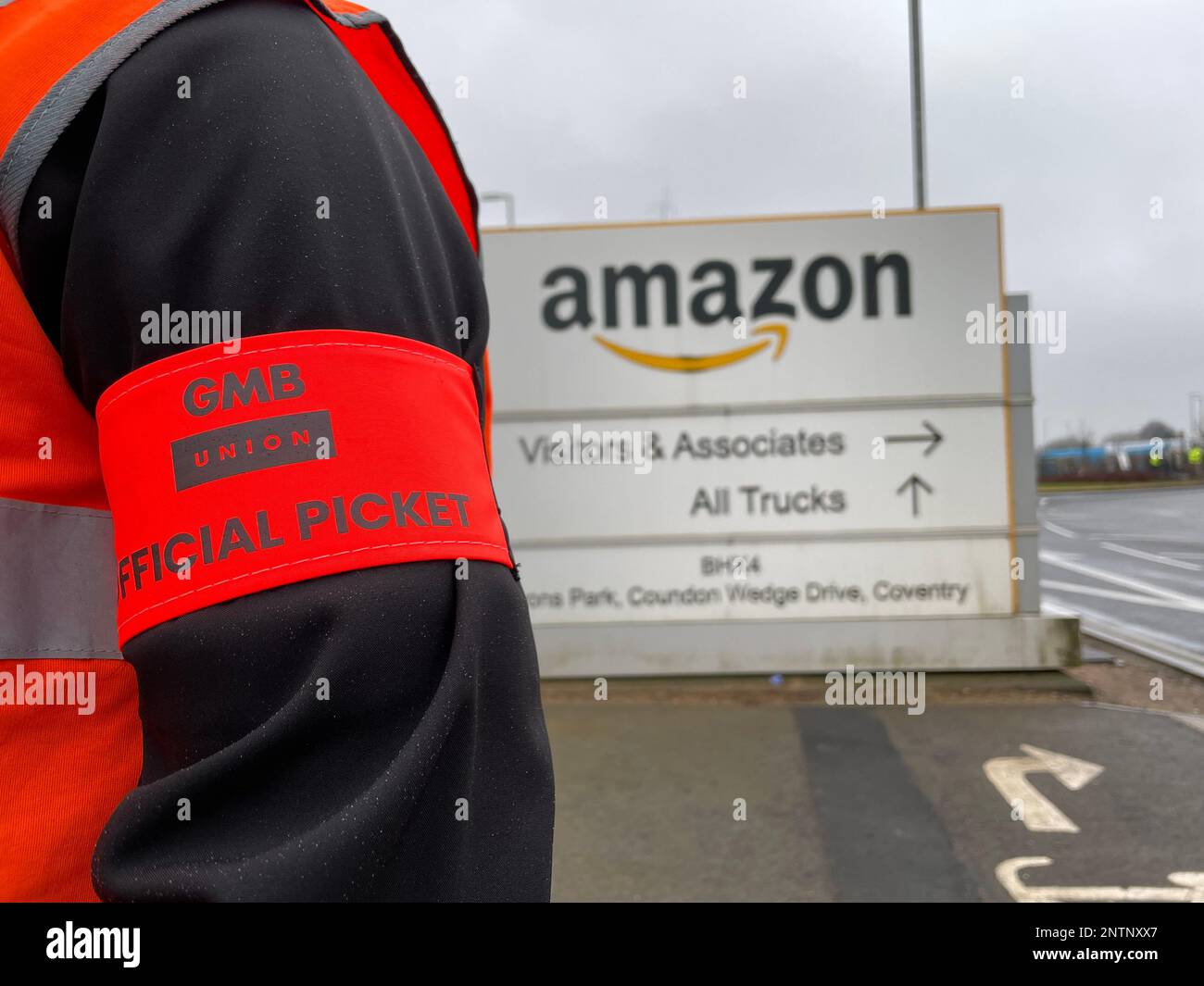 Les membres du syndicat GMB sur la ligne de piquetage à l'extérieur du centre de distribution Amazon de Coventry, en tant que travailleurs Amazon, prennent des mesures de grève dans le cadre d'un différend sur la rémunération. Date de la photo: Mardi 28 février 2023. Banque D'Images