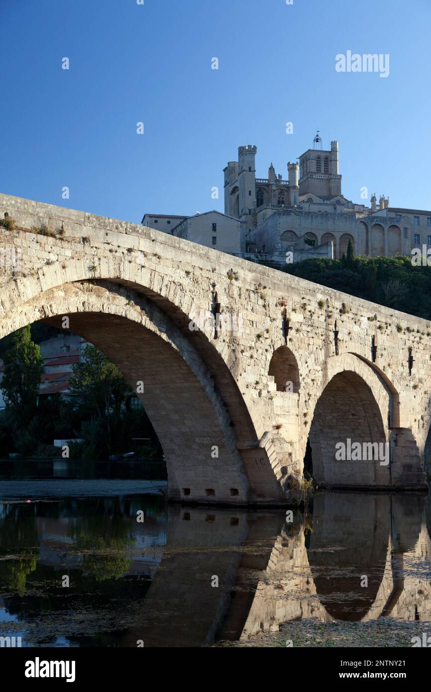 France, Béziers, l'ancien pont en pierre (Pont Vieux) de l'Orbe et la cathédrale Saint-Nazaire. Banque D'Images