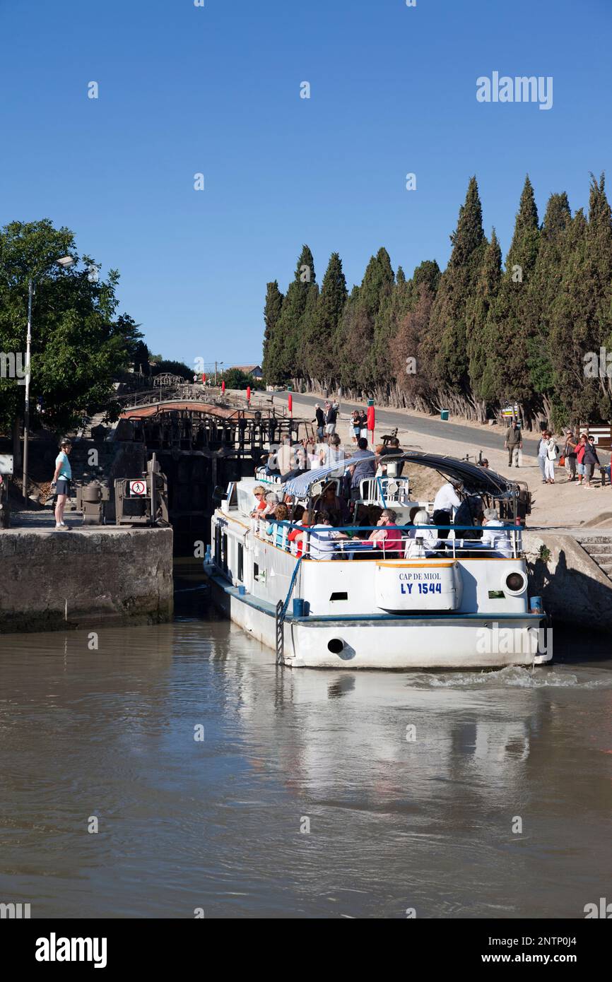 France, Béziers, barges de canal passant par le célèbre neuf écluses (huit écluses et neuf portes) de Fonseranes le long du Canal du midi. Banque D'Images