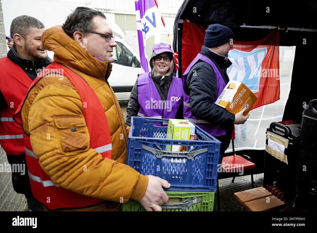 ALMERE - les chauffeurs, membres du syndicat CNV, s'inscrivent à une grève régionale des transports. La nouvelle vague de grève vient s'ajouter aux jours de grève précédents. En conséquence, plusieurs connexions de bus et de train ont été perdues. ANP OLAF KRAAK pays-bas - belgique sortie Banque D'Images