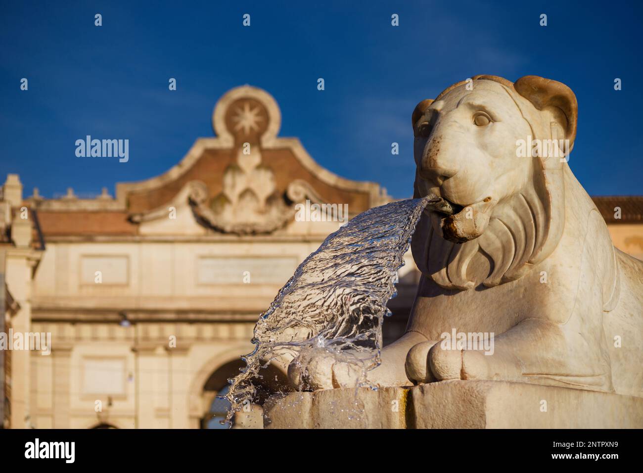 Lion égyptien en marbre de la fontaine centrale de la place du peuple dans le centre de Rome (érigé en 1823), avec mur de la ville ancienne porte en arrière-plan Banque D'Images