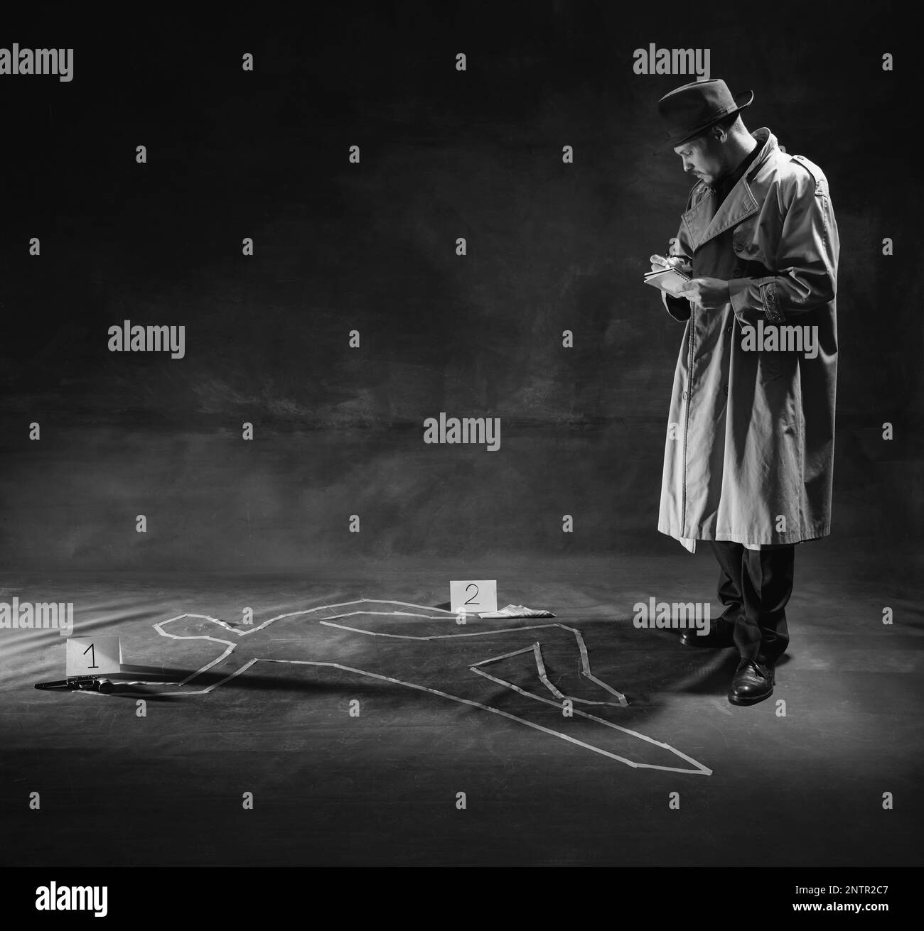 Noir et blanc, noir. Homme, détective en chapeau et trench-coat regardant sur la silhouette humaine dessinée sur le sol. Prise de notes du cas Banque D'Images