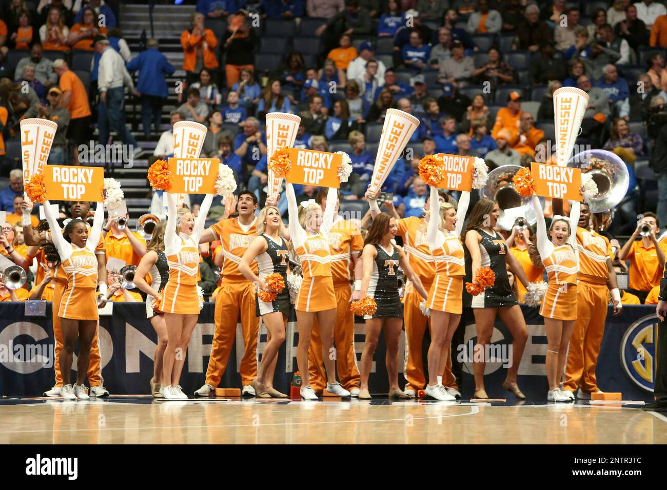 NASHVILLE, TN - MARCH 15: Tennessee Volunteers cheerleaders entertain the crowd during a Southeastern Conference Tournament game between the Tennessee Volunteers and Mississippi State Bulldogs, March 15, 2019, at Bridgestone Arena in Nashville, Tennessee. (Photo by Matthew Maxey/Icon Sportswire) (Icon Sportswire via AP Images) Banque D'Images