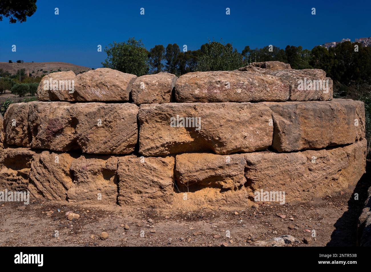 Sanctuaire semi-circulaire ou autel sacrificiel sur des terrasses sacrées consacrées aux cultes de la fertilité de l'ancienne Terre grecque et des déesses du monde inférieur Demeter et sa fille Persephone dans la Vallée des temples, les vestiges de la ville Graeco-romaine d'Akragas ou Agrigentum à Agrigento, Sicile, Italie. Banque D'Images