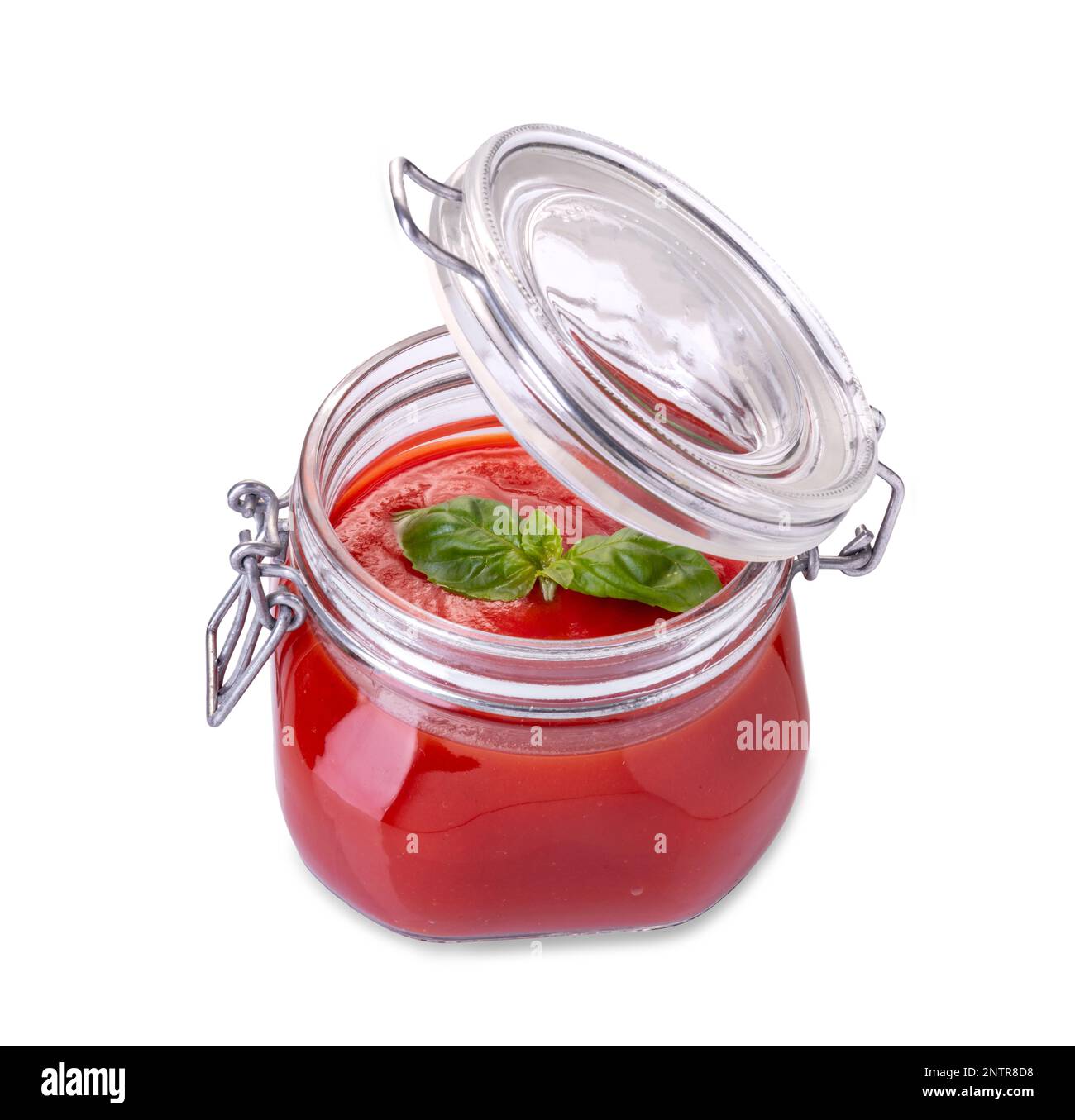 Pot en verre de sauce tomate ouvert avec feuilles de basilic dans la vue du dessus isolé sur fond blanc, chemin d'écrêtage inclus Banque D'Images