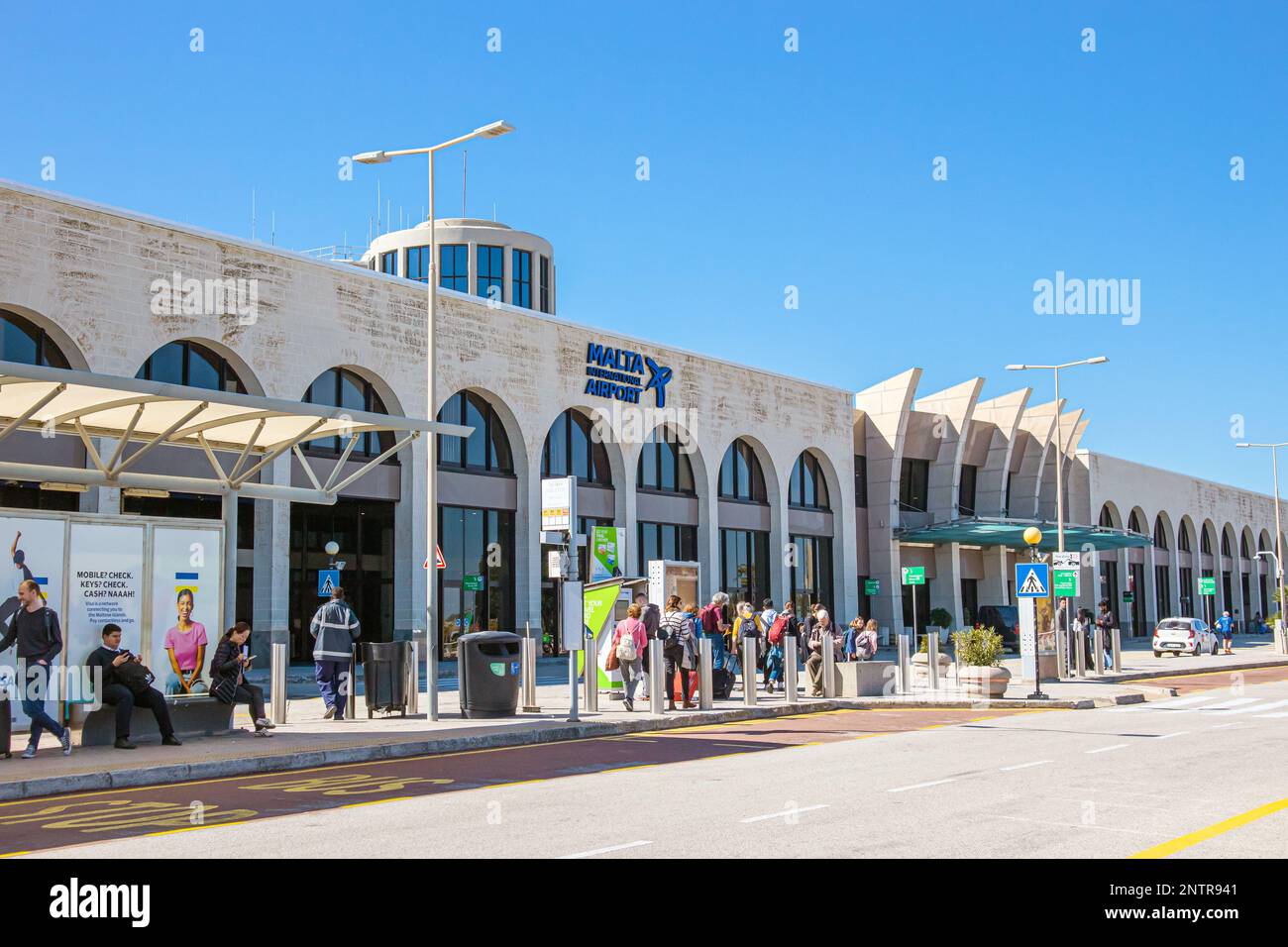 Luqa, Malte, Malte: 22FEB2023: Aéroport international de Malte bâtiment principal et entrée le jour ensoleillé, ciel bleu. Banque D'Images