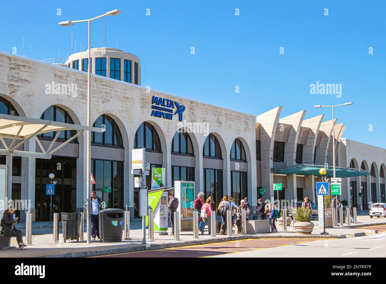 Luqa, Malte, Malte: 22FEB2023: Aéroport international de Malte bâtiment principal et entrée le jour ensoleillé, ciel bleu. Banque D'Images