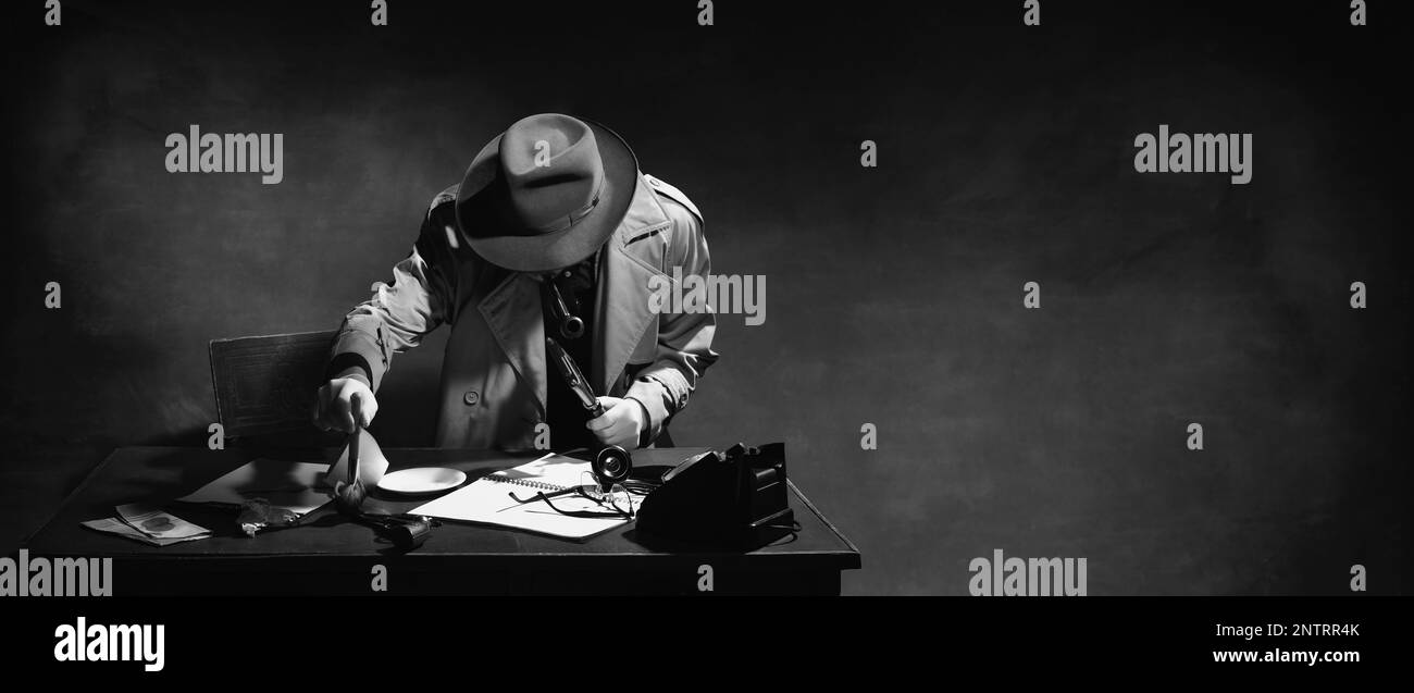 Noir et blanc, noir. Homme, détective professionnel dans le chapeau, pipe de fumer et de trouver des empreintes digitales, indices de cas. Bannière Banque D'Images
