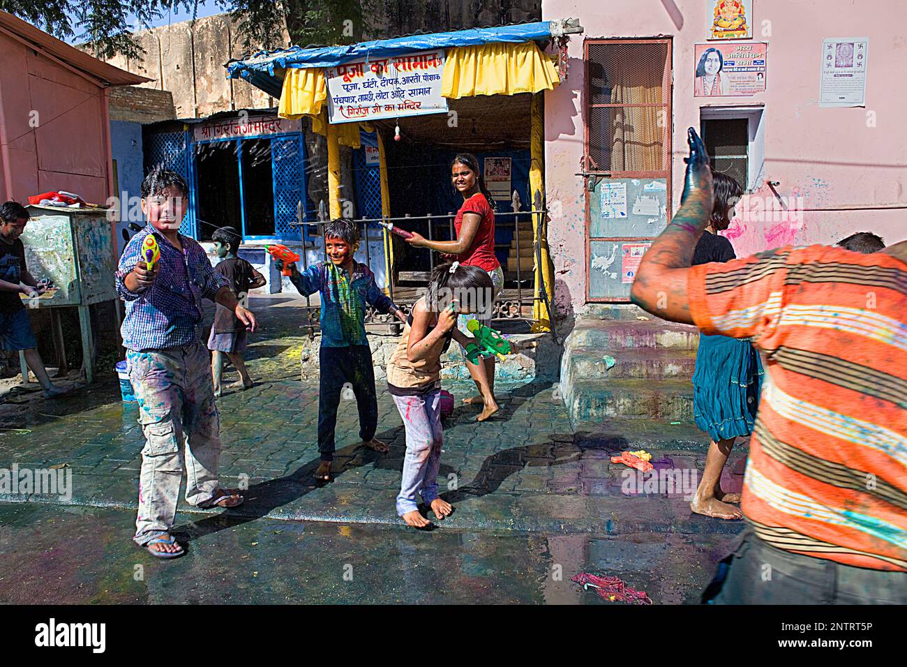 Les amis célébrant le Holi festival du printemps pour célébrer l'amour entre Krishna et Radha, Jaipur, Rajasthan, Inde Banque D'Images