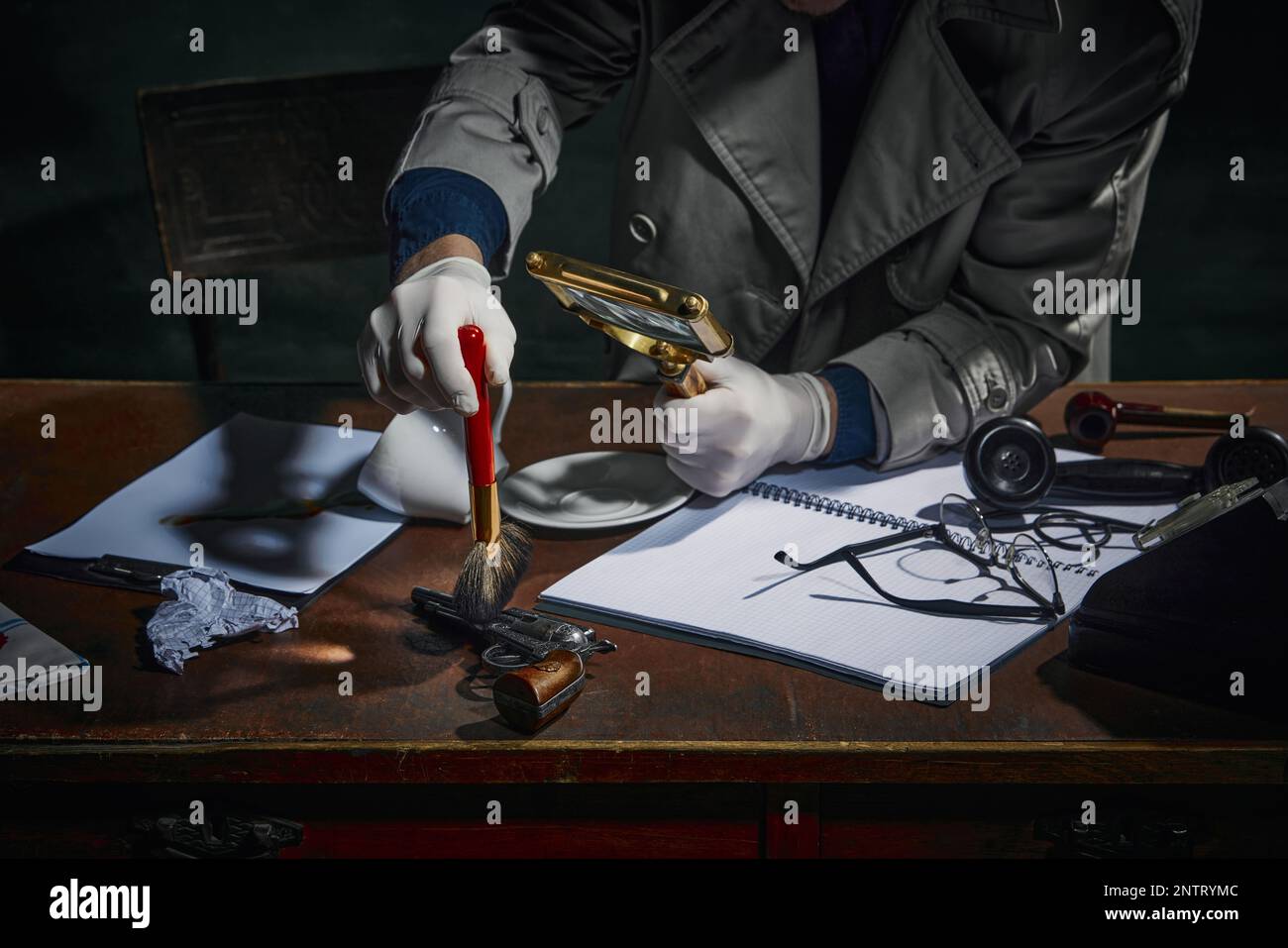 Image rognée de la main du détective trouvant des empreintes sur le canon, des indices sur le cas de meurtre. Enquête professionnelle de l'inspecteur Banque D'Images