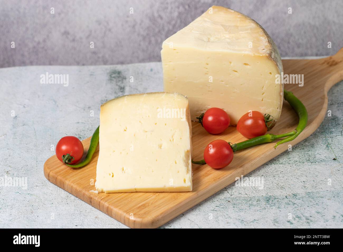 fromage à roues. Fromage à base de lait de vache sur un chevalet de conférence en bois. Fromage gruyère turc Banque D'Images