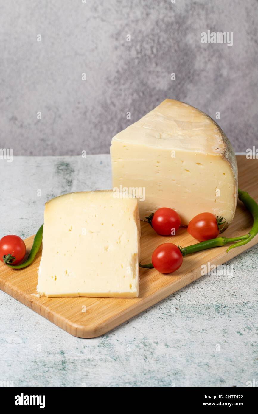 fromage à roues. Fromage à base de lait de vache sur un chevalet de conférence en bois. Fromage gruyère turc Banque D'Images