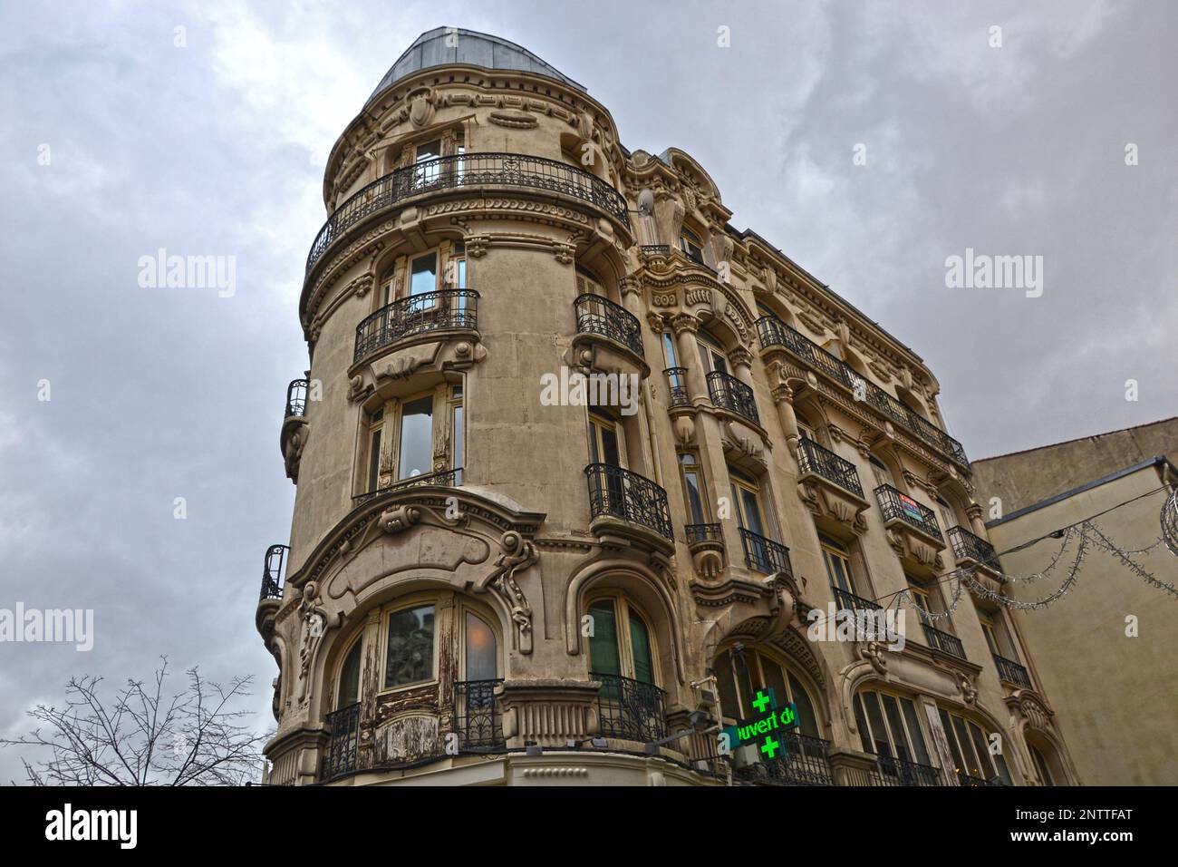 Saint-Etienne, France - 27 janvier 2020 : accent sur un vieux bâtiment, construit dans le style haussmannien. Il y a une pharmacie au rez-de-chaussée. Banque D'Images