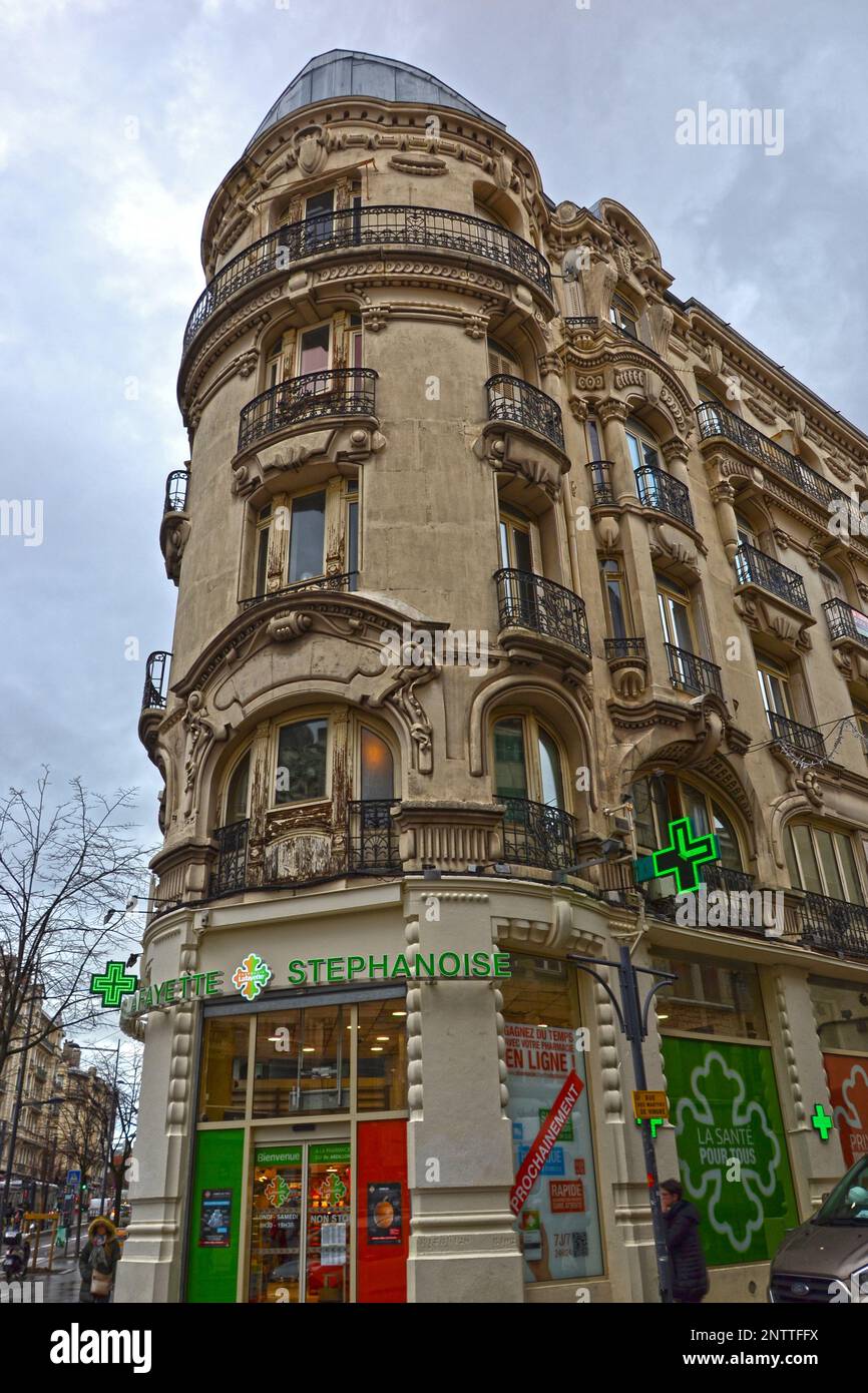 Saint-Etienne, France - 27 janvier 2020 : accent sur un vieux bâtiment, construit dans le style haussmannien. Il y a une pharmacie au rez-de-chaussée. Banque D'Images