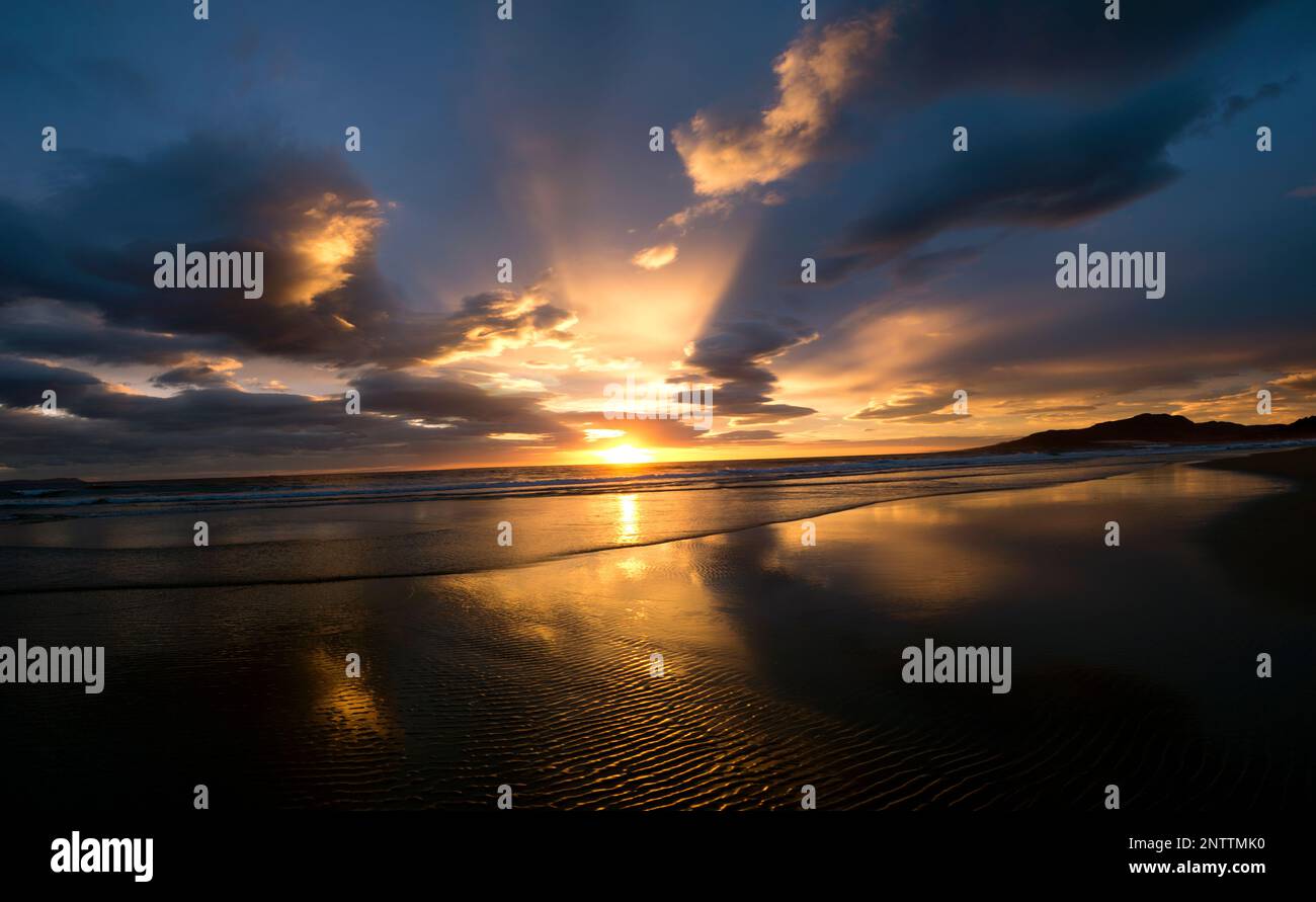 Panorama au coucher du soleil sur la plage de Los Lances, Tarifa, province de Cadix, Andalousie, Espagne Banque D'Images