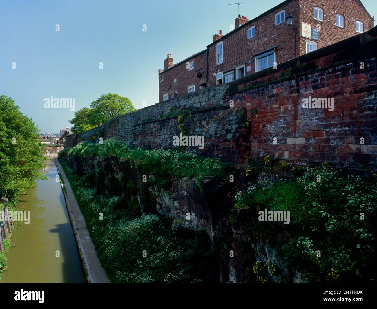 Shropshire Union Canal et face extérieure du mur romain entre Northgate et le coin nord-est de la forteresse légionnaire de Chester (Deva), Cheshire, Angleterre Banque D'Images