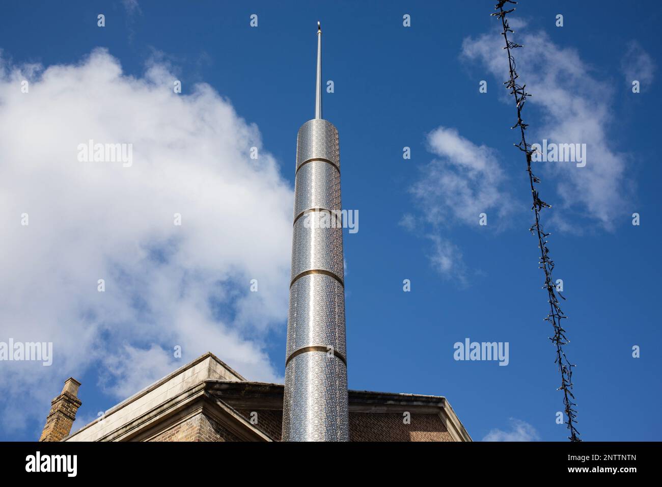 Le minaret argenté de la mosquée de Brick Lane Jamme Masjid à Brick Lane, à l'est de Londres. Banque D'Images