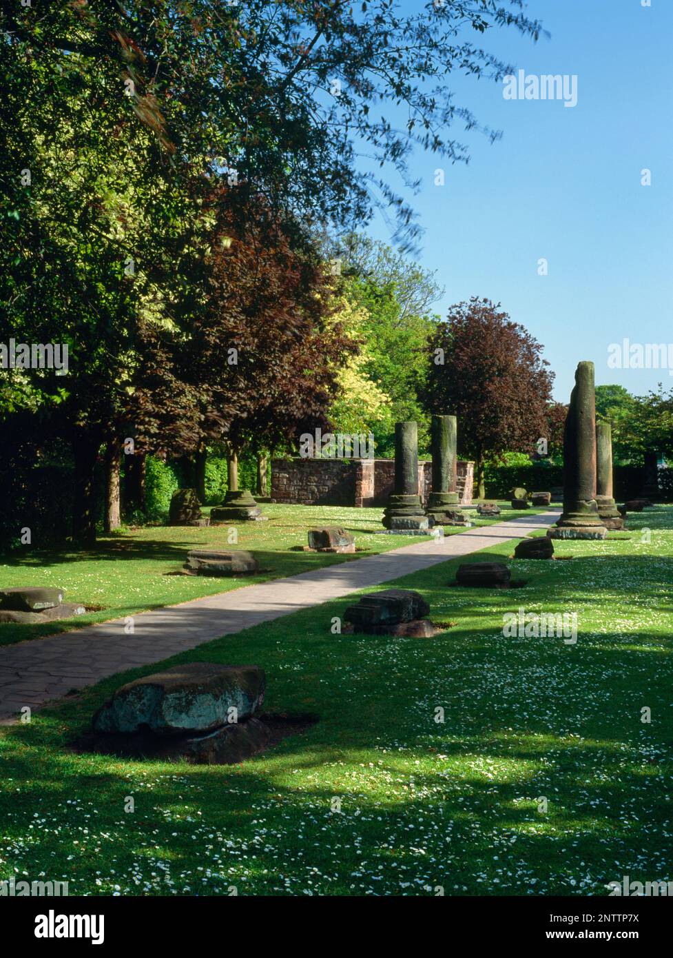 Réérigés des colonnes et autres vestiges romains dans les jardins romains de Chester, juste à l'extérieur du mur de la ville, près de Newgate, Cheshire, Angleterre, Royaume-Uni. Banque D'Images