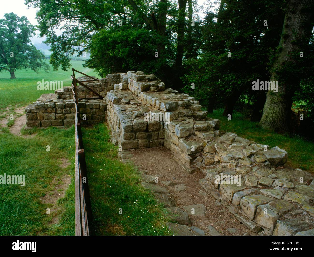 Voir au nord-ouest de Brunton Turret 26b, Hadrien's Wall, Northumberland, Angleterre, Royaume-Uni, Illustration d'un mur à voie étroite construit sur une base de mur à voie large Banque D'Images