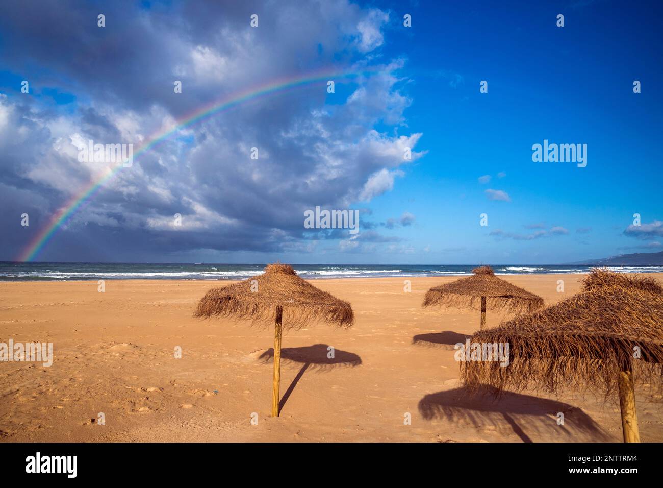 Arc-en-ciel coloré à la plage de Los Lances, Tarifa, province de Cadix, Andalousie, Espagne Banque D'Images