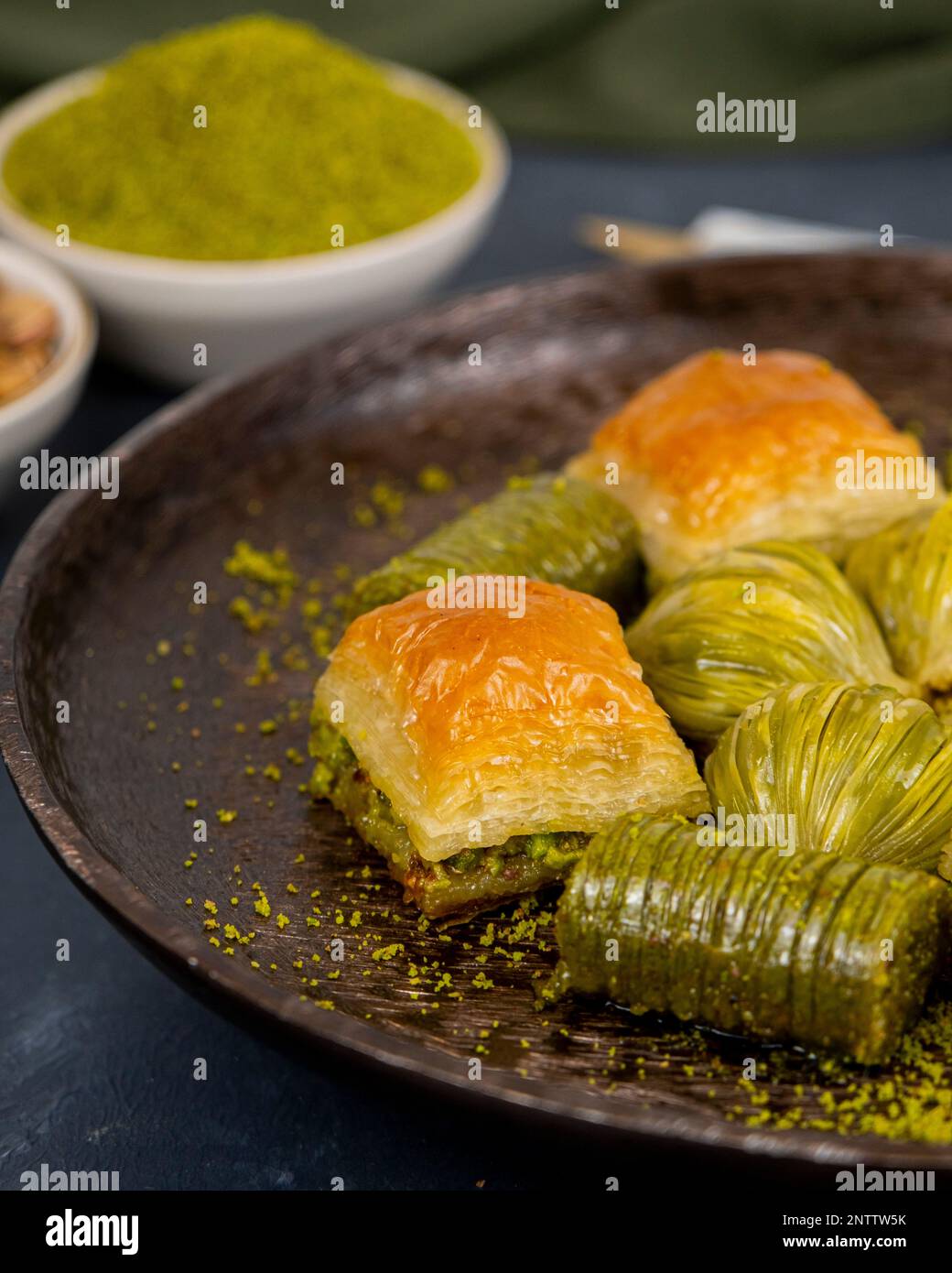 Baklava pistache sur marbre blanc. Dessert traditionnel du Moyen-Orient. Antep baklava turque. Banque D'Images