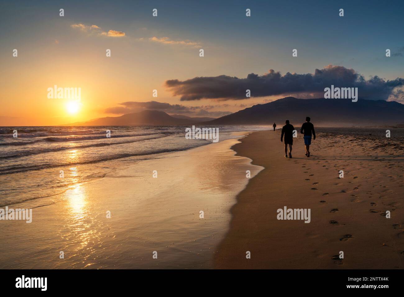 Promenades au coucher du soleil sur la plage de Los Lances, Tarifa, province de Cadix, Andalousie, Espagne Banque D'Images