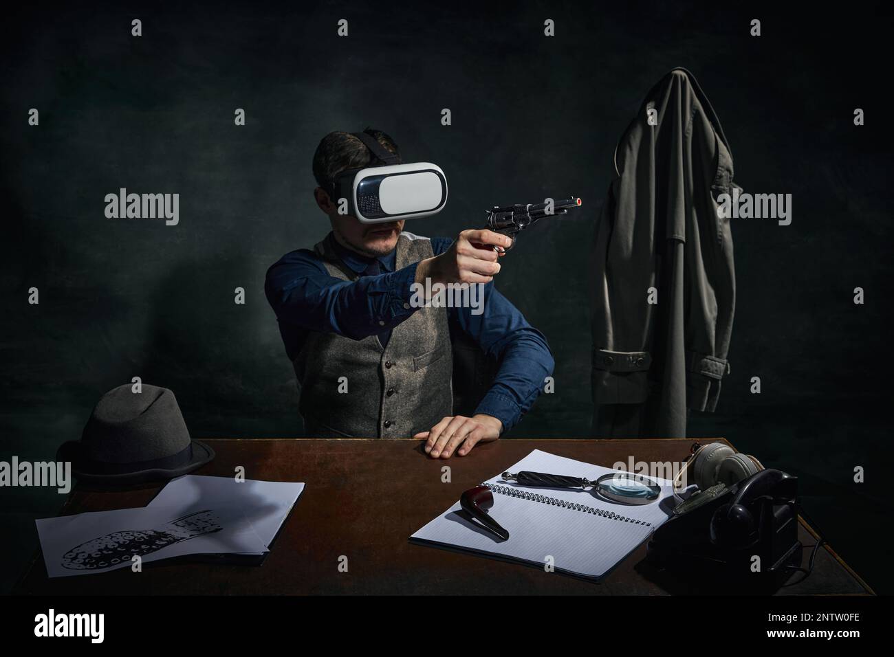 Détective professionnel dans des vêtements classiques, portant des lunettes VR sur fond vert foncé vintage. Enquête. Technologies modernes Banque D'Images