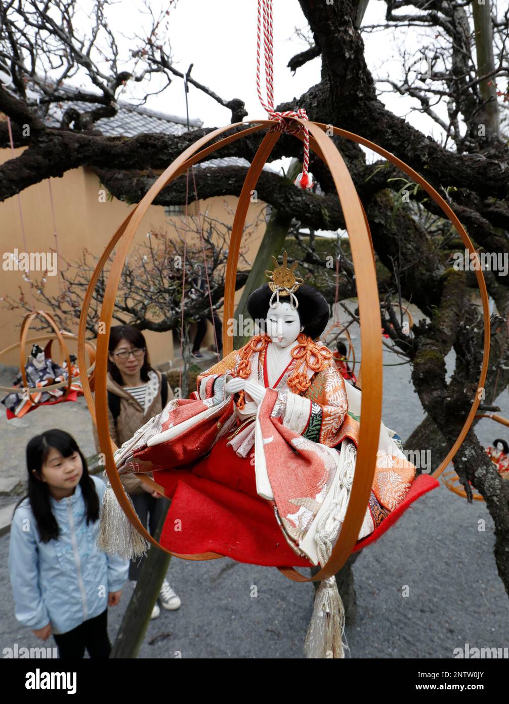 Visitors view Hina Dolls set in bamboo-made pedestal at a garden of the former residence of Yukichi Fukuzawa in Nakatsu, Oita Prefecture on March 2, 2019. It is Japanese traditional custom to display Hina dolls for Girl's day. Japanese thinker Fukuzawa founded Keio University in 1858. ( The Yomiuri Shimbun via AP Images ) Banque D'Images
