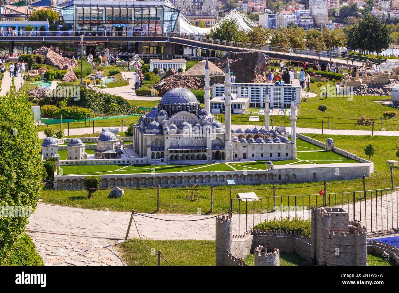 ISTANBUL, TURQUIE - 14 SEPTEMBRE 2017 : c'est la disposition de la mosquée Suleymaniye dans le parc Miniaturk, qui présente des modèles d'archi exceptionnels Banque D'Images