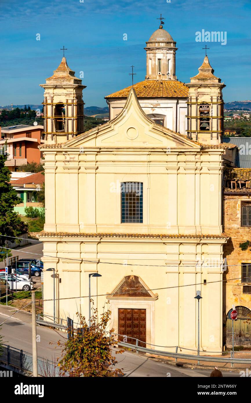 Façade de l'église de la Madonna del Carmine, Pianella, Italie Banque D'Images